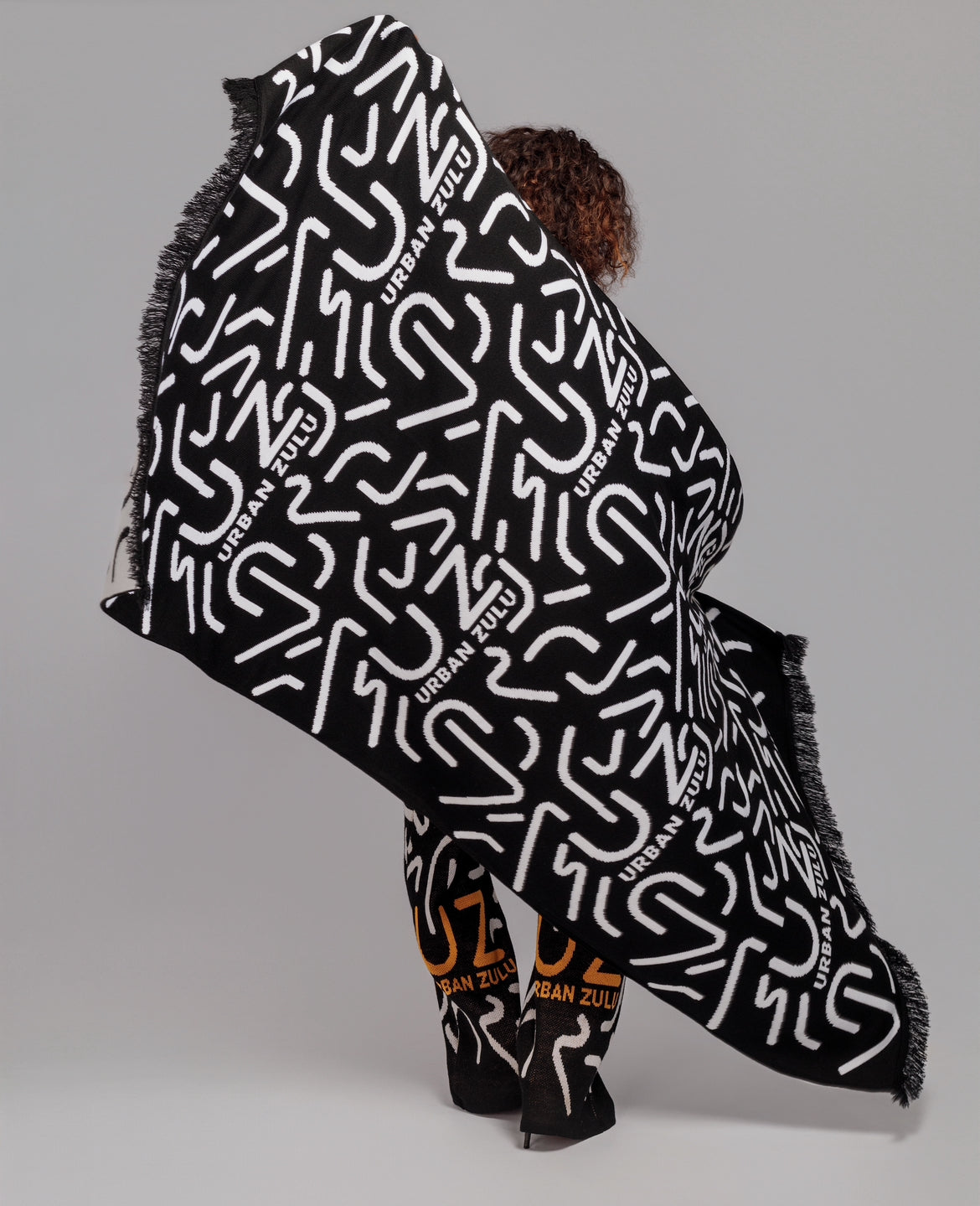 Uz monochrome shawl